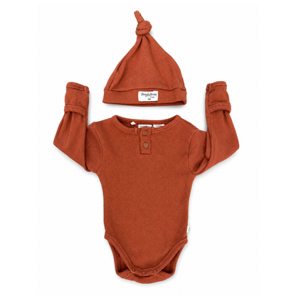 Snuggle Hunny biscuit bodysuit & beanie set - size 000 image 0